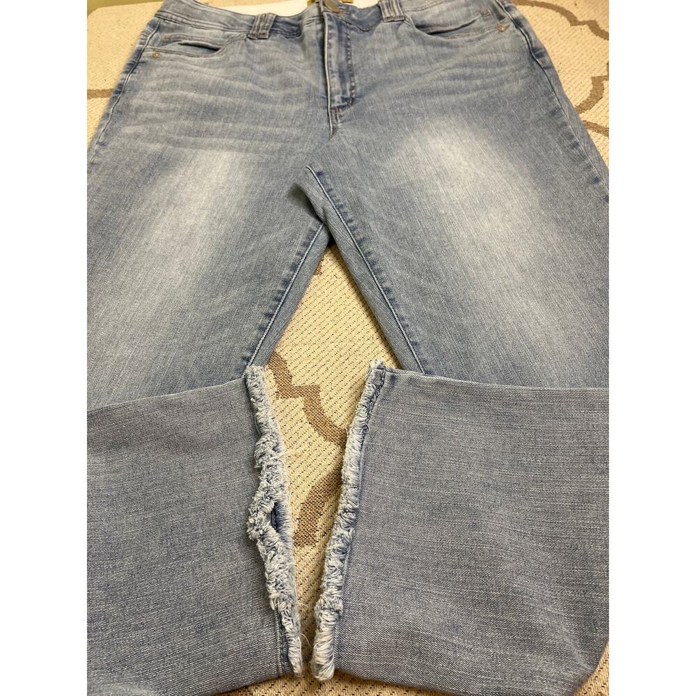 Democracy “Ab"solution Fray Hem Slim Straight Jean, size 16, light blue wash - Picture 10 of 11
